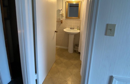 East Dorset Cabin | Cozy Cabin with Sweeping Mountain Views