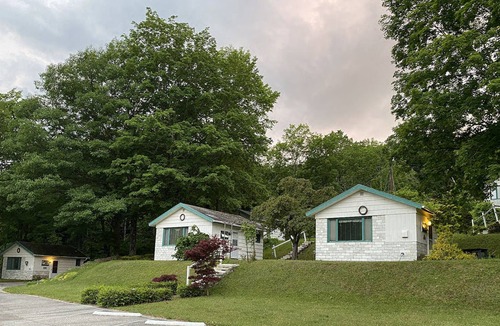 East Dorset Cabin | Cozy Cabin with Sweeping Mountain Views