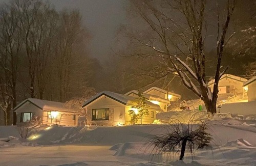 East Dorset Cabin | Cozy Cabin with Sweeping Mountain Views