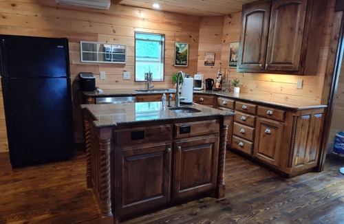 Buffalo Gap Cabin | Cozy cabin with theater, WiFi and AC in lovely, quiet Buffalo Gap