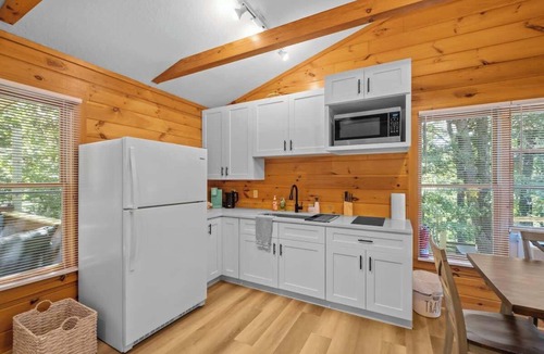 Black Mountain Cabin | Cozy Cabin with Game Room