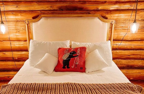 Lyndon Center Cabin | Cozy Cabin with a Stream