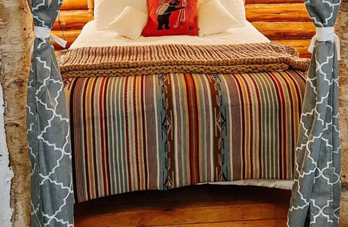 Lyndon Center Cabin | Cozy Cabin with a Stream