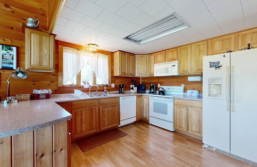 East Central Franklin House | Cozy Cabin with Direct Trail Access & Modern Comforts