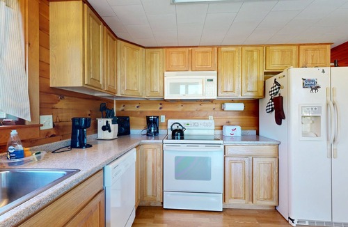 East Central Franklin House | Cozy Cabin with Direct Trail Access & Modern Comforts