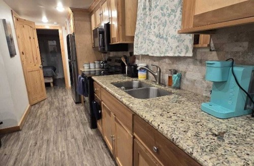 Willis Cabin | Cozy cabin with WiFi and AC in peaceful Willis just a few steps from the lake