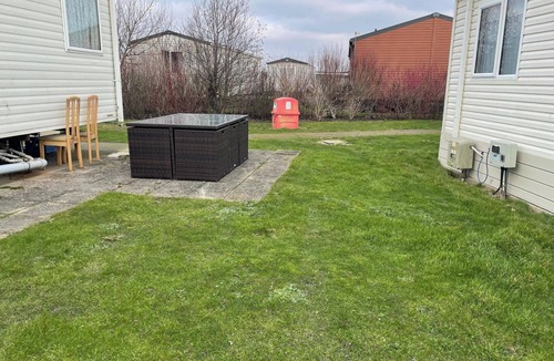 Camber Cabin | Cozy Camber Caravan 3 Bedroom Retreat With Decking