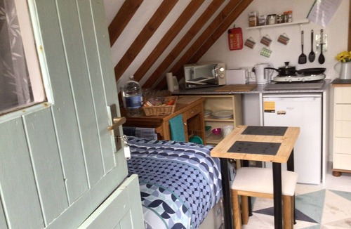Camborne Apartment | Cozy Camborne Studio Retreat with two single beds