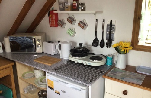 Camborne Apartment | Cozy Camborne Studio Retreat with two single beds