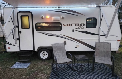 Beverly Hills House | Cozy Camp RV with AC and WiFi in Welcoming Waco