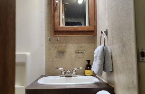 Beverly Hills House | Cozy Camp RV with AC and WiFi in Welcoming Waco