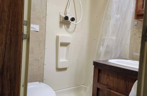 Beverly Hills House | Cozy Camp RV with AC and WiFi in Welcoming Waco