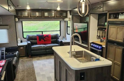 Roscoe House | Cozy Camper at Roscoe Wildlife Retreat