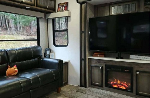 Roscoe House | Cozy Camper at Roscoe Wildlife Retreat