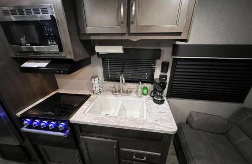 Ellenton Apartment | Cozy Camper, easy drive to beach