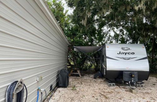 Ellenton Apartment | Cozy Camper, easy drive to beach
