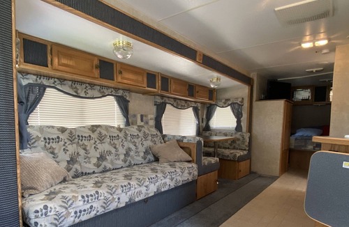 Dyersville RV Rental | Cozy Camper