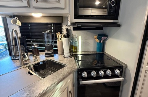 Richland House | “Cozy Campervanza"