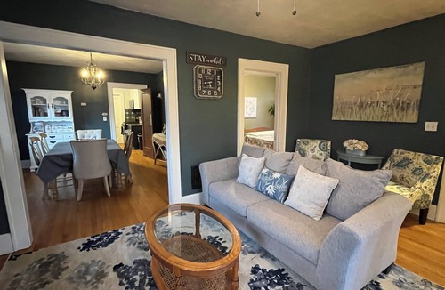 Eastside Apartment | Cozy Campus Upstairs 3 Bedroom Apartment steps from Syracuse University