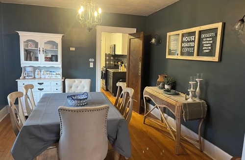 Eastside Apartment | Cozy Campus Upstairs 3 Bedroom Apartment steps from Syracuse University