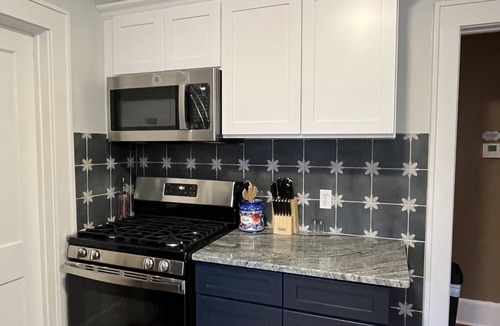 Eastside Apartment | Cozy Campus Upstairs 3 Bedroom Apartment steps from Syracuse University