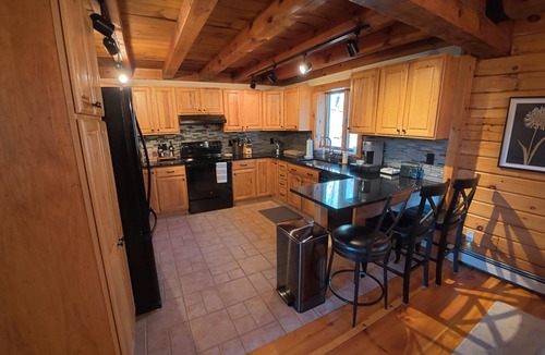 Danbury House | Cozy Candlewood Lake Cabin — Family + Friend Retreat
