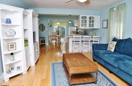 Leeds Point House | COZY CAPE COD 1 BLOCK FROM THE BEACH!