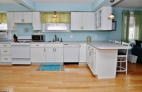 Leeds Point House | COZY CAPE COD 1 BLOCK FROM THE BEACH!