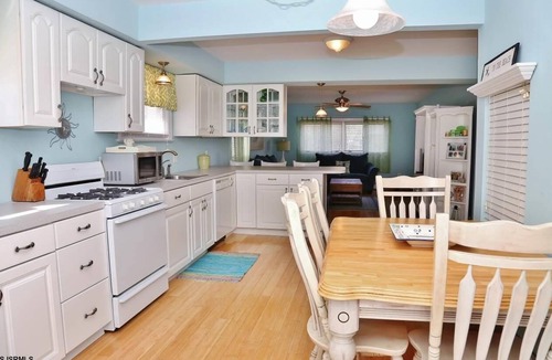 Leeds Point House | COZY CAPE COD 1 BLOCK FROM THE BEACH!