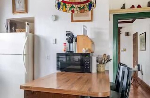 York House | Cozy Cape Cod Bungalow|King|Queen|WD|Full Kitchen|Wifi|Desk