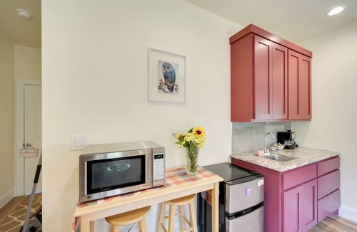 Cottonwood Shores Apartment | Cozy Casita & Cabana on Lake Marble Falls!