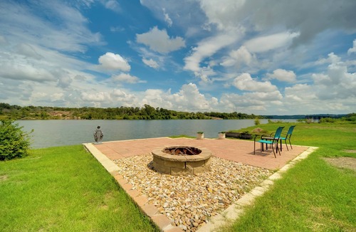 Cottonwood Shores Apartment | Cozy Casita & Cabana on Lake Marble Falls!