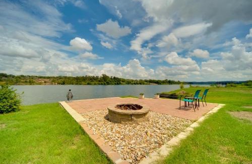 Cottonwood Shores Apartment | Cozy Casita & Cabana on Lake Marble Falls!