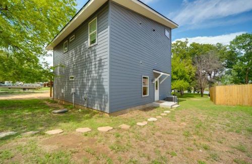 Cottonwood Shores Apartment | Cozy Casita & Cabana on Lake Marble Falls!