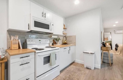 Central Arlington House | Cozy Casita in Downtown Entertainment District