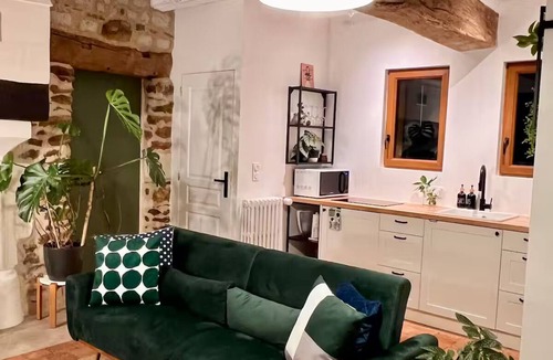 Loire-Authion Cottage | Cozy Castle Style Gîte Pond View