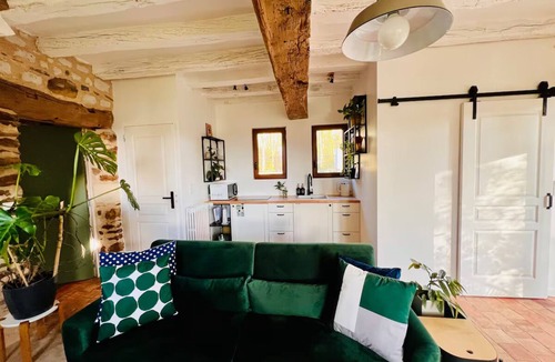 Loire-Authion Cottage | Cozy Castle Style Gîte Pond View