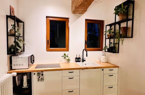 Loire-Authion Cottage | Cozy Castle Style Gîte Pond View