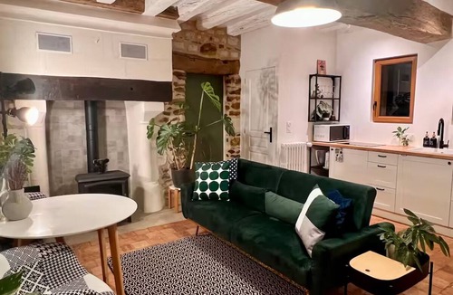 Loire-Authion Cottage | Cozy Castle Style Gîte Pond View