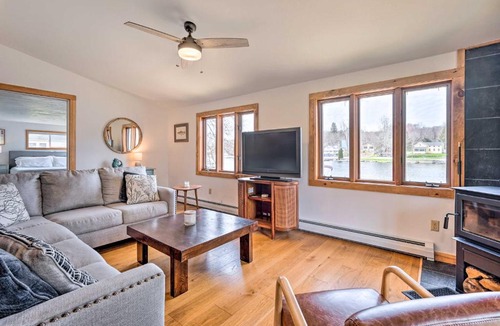 Hydeville House | Cozy Castleton Cabin with Fire Pit and Water Access!