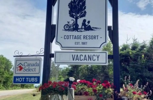 Cavendish Cottage | Cozy Cavendish cottage Silver Leaf (#10) with private hot tub!