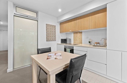 Adelaide Central Business District Apartment | Cozy CBD 1BR Apt - Walkable & Central Spot