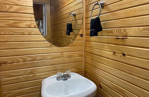 Pottsboro Cabin | Cozy Cedar Cabin at Mill Creek Marina: Cabin 3