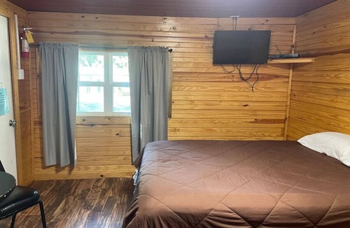 Pottsboro Cabin | Cozy Cedar Cabin at Mill Creek Marina: Cabin 3