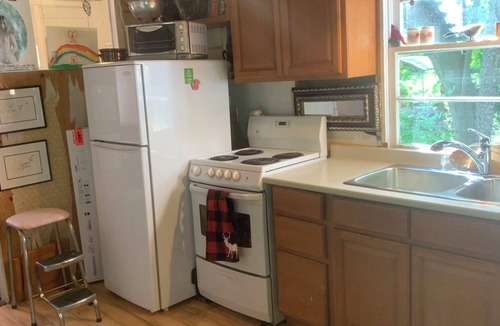 Mount Pleasant Cabin | Cozy cedar cabin with WiFi in pleasant Brampton gated park & luxury golf course.