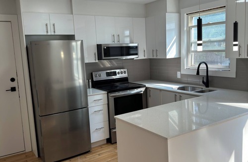 Vanier Condo | Cozy Central 2 bedroom Flat with free parking