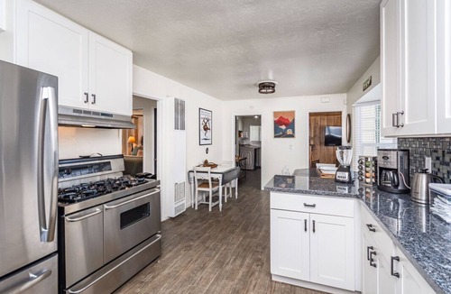 South Lake Tahoe House | Cozy Central 4 BR Cabin, with Game Loft, Spa, Walk to the Lake, Eateries, Ski!