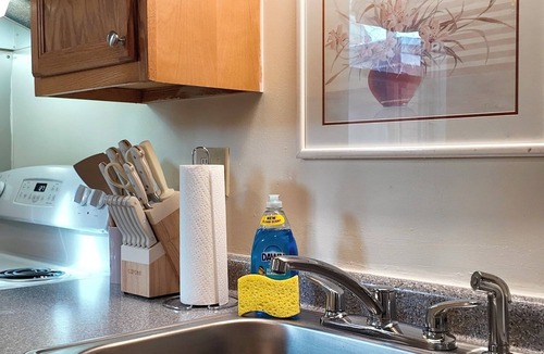 Manchester Apartment | Cozy Central Downtown 2BD Unit Close to Elm & 93