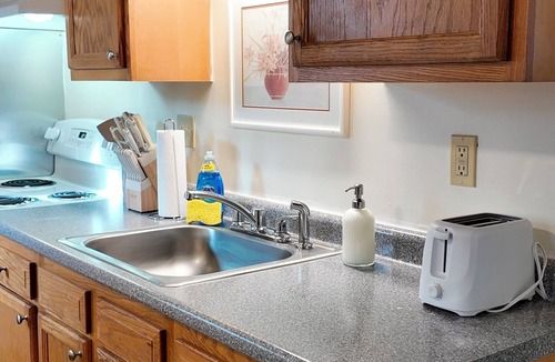 Manchester Apartment | Cozy Central Downtown 2BD Unit Close to Elm & 93