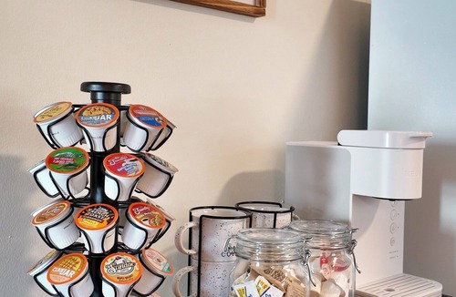 Manchester Apartment | Cozy Central Downtown 2BD Unit Close to Elm & 93